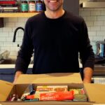 Stefano Faita Instagram - ENFIN DÉVOILÉ : le contenu de nos boîtes de Noël! 🎁 🥳 Grâce à une incroyable chaîne de solidarité, nous avons pu garnir ces 30 000 paniers de Noël qui permettront de nourrir des milliers de familles montréalaises dans le besoin durant cette période cruciale de l’année. Nous exprimons une gratitude immense envers nos généreux partenaires pour leur contribution remarquable en denrées alimentaires!