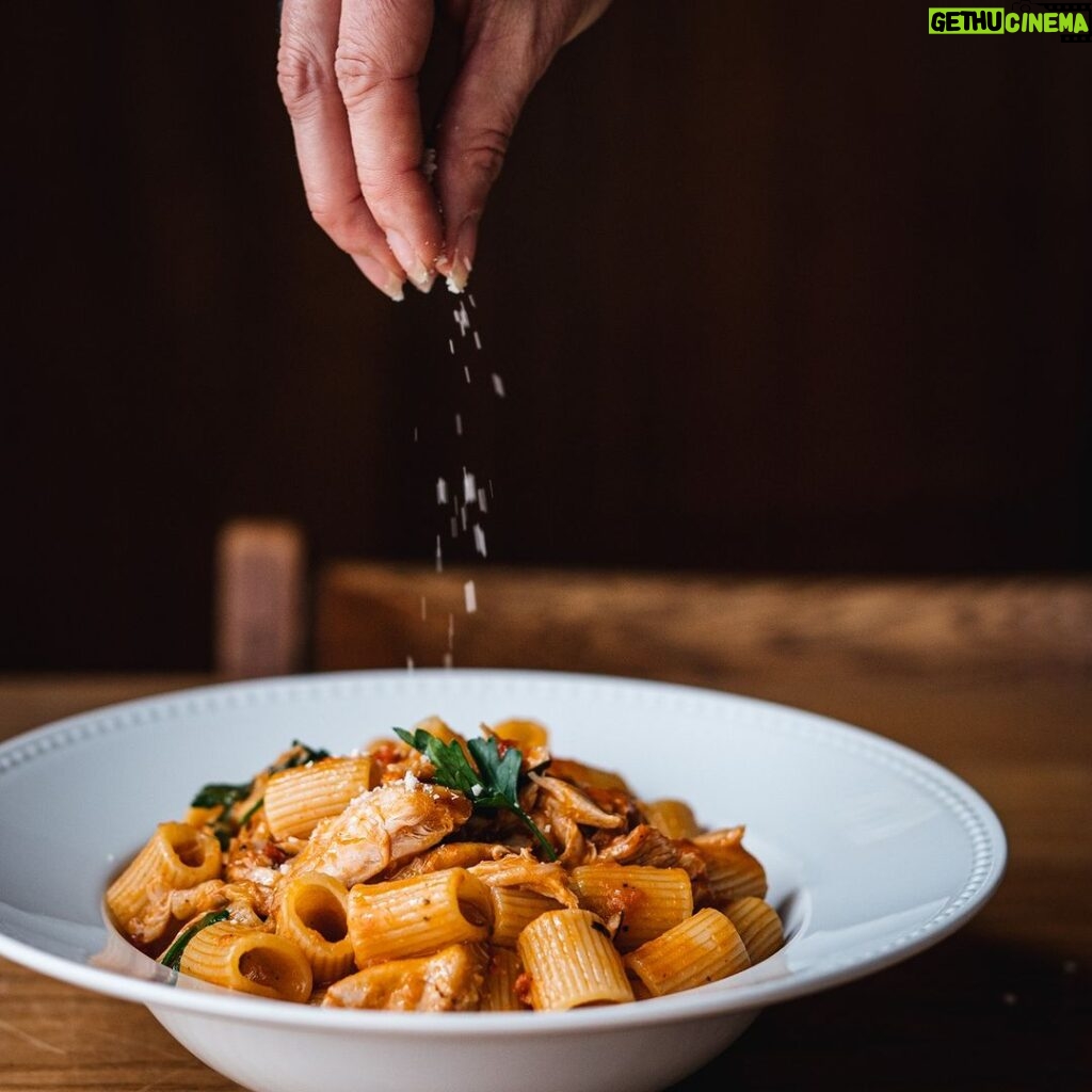 Stefano Faita Instagram - Ça y est, le chauffage est parti! C’est le temps des recettes pleines de chaleur et d’amour❤️‍🔥, comme mes mezzi rigatoni au ragù de pilons de poulet. Lien vers la recette dans la bio! . That’s it, we officially turned on the heating! Time for comforting recipes full or warmth and love ❤️‍🔥, like this mezzi rigatoni and chicken ragù. Click the link in our bio for the full recipe! #stefanofaita #pasta #food #italianfood #rigatonipasta #italiancooking