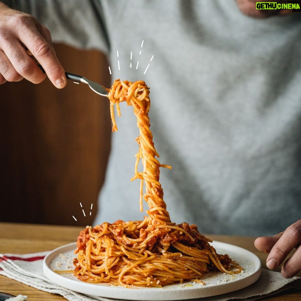 Stefano Faita Instagram - 🤌 On jase, là: en cette Journée internationale de la cuisine italienne, nommez LE plat qui, selon vous, est le plus représentatif de la cuisine d’Italie. Toutes les réponses sont bonnes, sauf… pizza-ghetti!🍕🍝 🤌 Let’s chat: on this International Day of Italian Cuisines, name THE dish that you think is most representative of Italian cuisine. All answers are valid, except… pizza-ghetti!🍕🍝