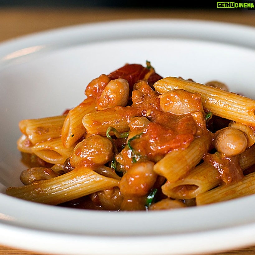 Stefano Faita Instagram - Les légumineuses ont fait du chemin depuis les bines de votre grand-mère! Besoin d’inspiration pour les intégrer à vos repas de semaine? Cliquez sur le lien dans la bio pour des idées-recettes 🔗 Beans have come a long way since your grandmother’s time! Need some inspiration for incorporating them into your weekday meals? Click on the link in bio for recipes 🔗