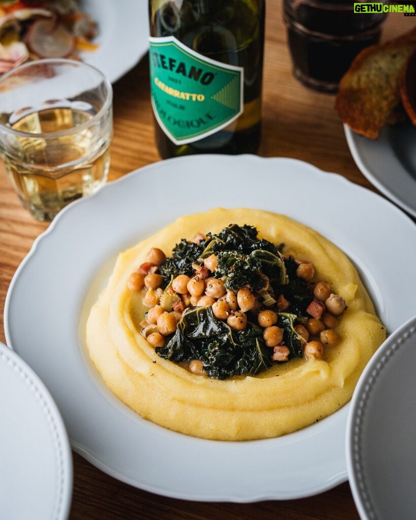 Stefano Faita Instagram - Here’s a new, easy, and hearty meal for your repertoire 👉 Polenta with kale & chickpea ragù 🤌 Give it a try! Nouvelle recette à ajouter à votre répertoire: Ragù de kale et pois chiches sur polenta. Allez, on l’essaie! 👇 Lien dans la bio 🔗 Link in bio #stefanofaita #cuisineitalienne #chickpeas #healthyfood #vegetarian