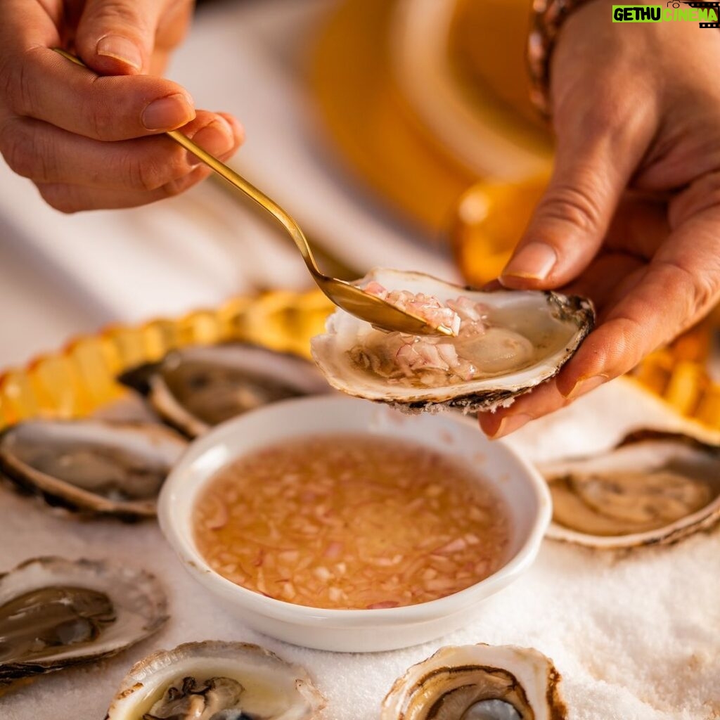 Stefano Faita Instagram - Mignonette. Prête en 2 temps 3 mouvements 💫 Vous aurez besoin de: - 60 ml (¼ tasse) de condiment de vinaigre de vin blanc Stefano - 15 ml (1 c. à table) d’oignon rouge ou d’échalote française, haché finement Dans un petit bol, bien mélanger le condiment de vinaigre de vin blanc et l’oignon ou l’échalote. Servir avec une douzaine d’huîtres en demi-coquille. Voilà! - Mignonette. Ready in a flash 💫 You'll need: - 60 ml (¼ cup) Stefano White Wine Vinegar Condiment - 15 ml (1 tbsp) red onion or shallot, minced In a small bowl, mix the white wine vinegar condiment and minced onion or shallot. Serve over a dozen oysters on the half shell. That's it!