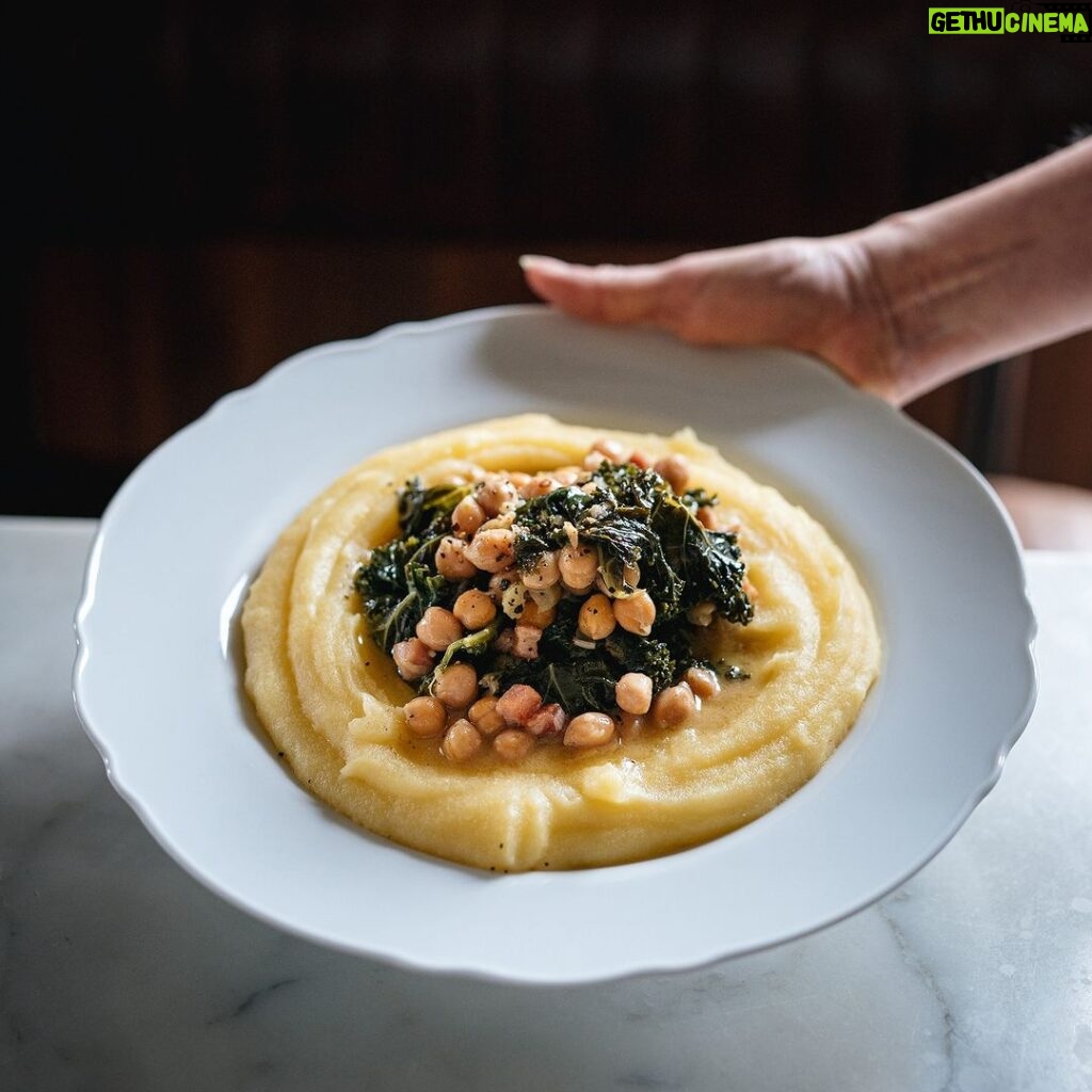 Stefano Faita Instagram - Here’s a new, easy, and hearty meal for your repertoire 👉 Polenta with kale & chickpea ragù 🤌 Give it a try! Nouvelle recette à ajouter à votre répertoire: Ragù de kale et pois chiches sur polenta. Allez, on l’essaie! 👇 Lien dans la bio 🔗 Link in bio #stefanofaita #cuisineitalienne #chickpeas #healthyfood #vegetarian