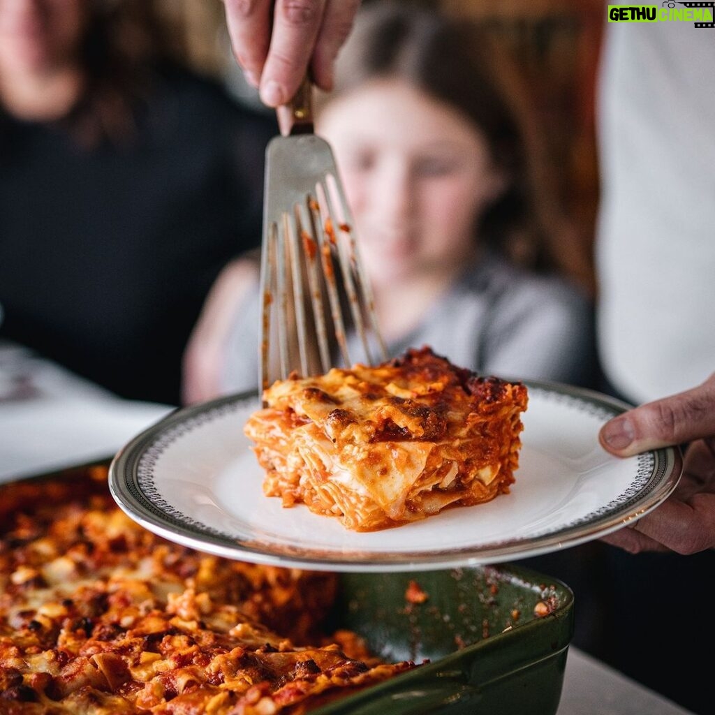 Stefano Faita Instagram - Un Noël sans la lasagne aux mini boulettes de ma mère @faitaelena, c’est juste pas Noël. Et vous, quelle recette vous rassemble pendant les Fêtes et vous fait rêver le reste de l’année? It wouldn't be Christmas without my mom's famous mini meatball lasagna! What’s THE recipe in your family that just makes Christmas well… Christmas? #stefanofaita #italiantraditions #christmas #lasagna #italianfood