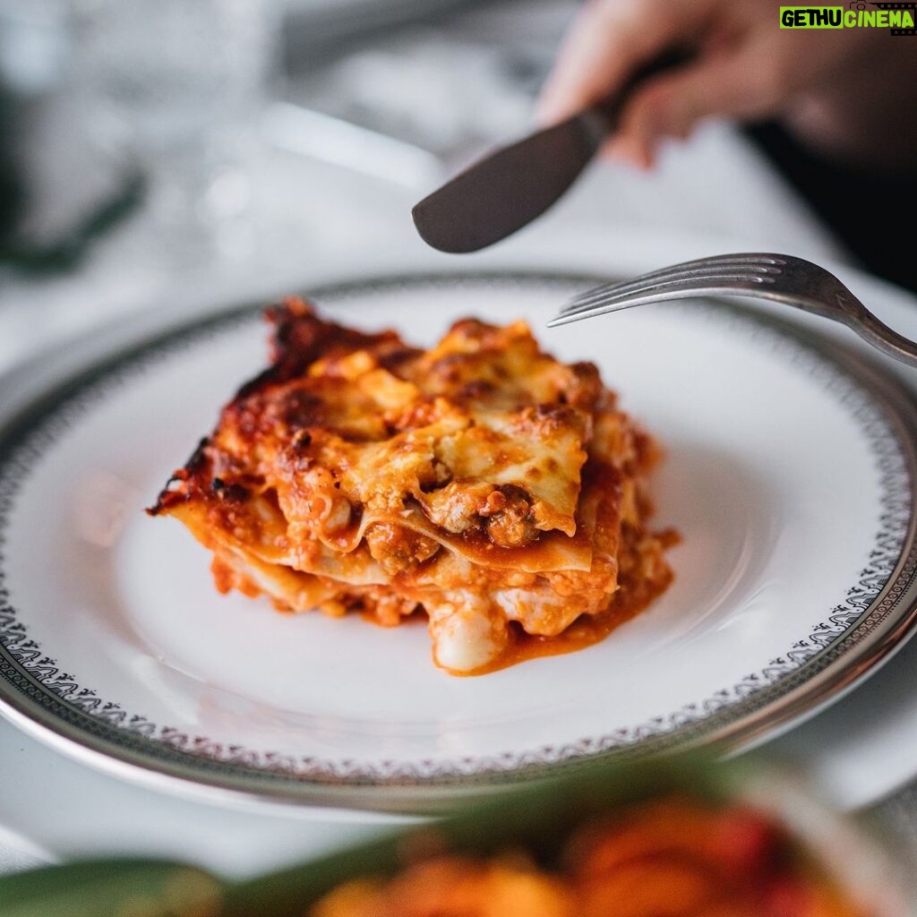 Stefano Faita Instagram - Un Noël sans la lasagne aux mini boulettes de ma mère @faitaelena, c’est juste pas Noël. Et vous, quelle recette vous rassemble pendant les Fêtes et vous fait rêver le reste de l’année? It wouldn't be Christmas without my mom's famous mini meatball lasagna! What’s THE recipe in your family that just makes Christmas well… Christmas? #stefanofaita #italiantraditions #christmas #lasagna #italianfood