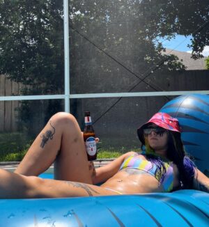Steffanie Newell Instagram - Michelob vibes, innit.🍺