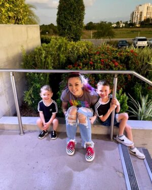 Steffanie Newell Instagram - It’s taken over a year since I saw them last (4.5 to get them to orlando) but I finally get to hang out with my bestest buds 💙
