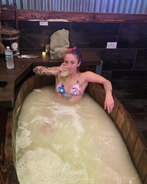 Steffanie Newell Instagram - Tattoos, titties and beer. 🍻
