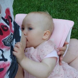 Stephanie Instagram - Il mio amore per i prodotti di @koalababycare deriva dall'ottima qualità e garanzia. L'allattamento al seno è uno dei nostri momenti più belli. Per lei ho pensato al cuscino Koala Perfect Head Breastfeeding che utilizzo ad ogni poppata. È  certificato dispositivo medico dal Ministero della Salute, e la protegge dal rischio di plagiocefalia. Non da meno  la comodità che giova ad entrambe, visti i nostri momenti di routine prima delle nanne pomeridiane e notturne. Ottima anche la federa di ricambio. Lo consiglio a tutte le mamme ❤ Approfittate del 10% di sconto ➡️ KBCDJSTEPHANIE
#suppliedby #koalababycare #koalaperfectheadbreastfeeding