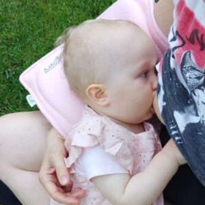 Stephanie Instagram - Il mio amore per i prodotti di @koalababycare deriva dall'ottima qualità e garanzia. L'allattamento al seno è uno dei nostri momenti più belli. Per lei ho pensato al cuscino Koala Perfect Head Breastfeeding che utilizzo ad ogni poppata. È  certificato dispositivo medico dal Ministero della Salute, e la protegge dal rischio di plagiocefalia. Non da meno  la comodità che giova ad entrambe, visti i nostri momenti di routine prima delle nanne pomeridiane e notturne. Ottima anche la federa di ricambio. Lo consiglio a tutte le mamme ❤ Approfittate del 10% di sconto ➡️ KBCDJSTEPHANIE
#suppliedby #koalababycare #koalaperfectheadbreastfeeding