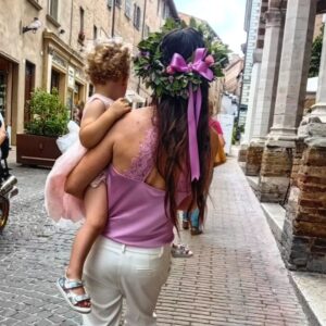Stephanie Instagram - Una sfida vinta, perché si può essere mamma, compagna, maestra, dj, studentessa, avere poco tempo, ma con perseveranza tutto si può 💗 NOI 

#mamma #mum #studentessauniversitaria #university #università #laureata