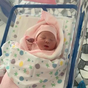 Stephanie Instagram - Buon primo compleanno amore mio. Un anno che ho visto volare così velocemente, vedendoti crescere, i tuoi progressi, tutte quelle emozioni che sono difficili da descrivere perché talmente ricche d'amore che solo un genitore è in grado di provare. Da ieri, ovvero l'inizio del travaglio e del parto di un anno fa, ho rivissuto ogni attimo e dettagli. Non fu una passeggiata, 14 lunghe ore,  sei nata alle 10:03, l'emozione quando ti ho vista, quella emozione unica e rara nel poterti finalmente stringere e da quel momento ho capito il significato di un amore assoluto. Non potrò mai dimenticare tutto ciò e per te lo farei un milione di volte. Sei la cosa più bella, il dono più grande, sei la mia linfa vitale. Ti guardo e mi perdo tra i tuoi occhi e sorrisi. Cerco di essere una brava mamma, anche se a volte sbaglio, ma con te sto imparando tante cose. Ti proteggerò più di me stessa, trasmettendoti i giusti valori. Grazie perché mi hai permesso di diventare la tua mamma, mi hai scelto piccola Ginevra e ti amerò più di qualsiasi cosa ❤