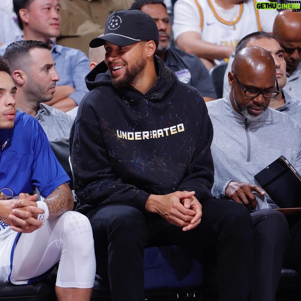 Stephen Curry Instagram - Thank you, @cova____ , for partnering with me and @underratedgolf on these custom hoodies that acknowledge and honor Hispanic Heritage Month. 🔑