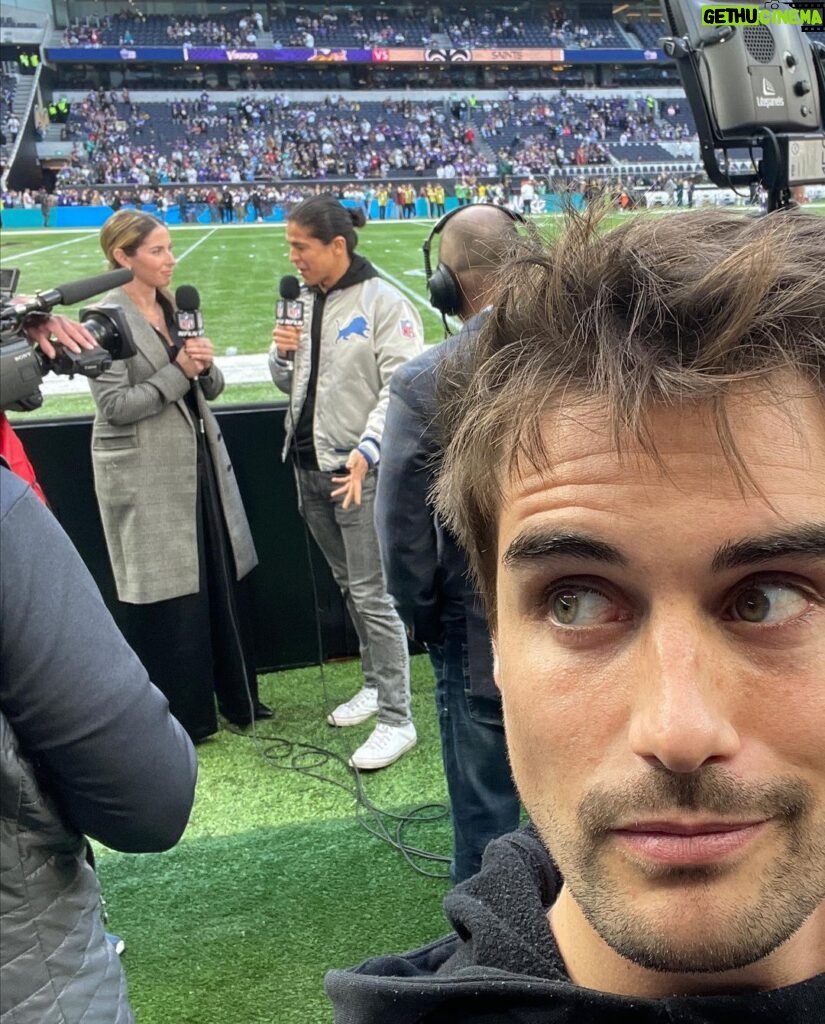 Stephen Manas Instagram - 🔥A Sunday forever engraved in my head 🔥 My first @nfl game at @tottenhamhotspurstadium and ... what an end !! 🔥😂 Huge thanks to @hisunnymehta @emilyxmadison and @luiswagner for the hospitality And... BIG UP to @billharris__ for making this incredible day happening !! ❤️ And to the captain of England @harrykane for coming to us saying hello thank you 🫶🙏 #tedlasso #footballislife Tottenham Hotspur Stadium