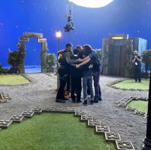 Steve Blackman Instagram - Last shot of S3. A final family hug before wrap. Lots of ❤️ all around. @umbrellaacad @thesparrowacad_ @netflix @netflixgeeked #bts