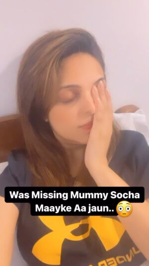 Sugandha Mishra Instagram - Maa ka saccha pyaar 🤣😂
.
.
#lol #mother #mom #maayka #funnyreels #comedy #omg #sugandhamishra #trendingreels #trendingreels