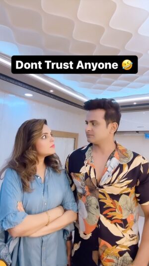 Sugandha Mishra Instagram - Kisi pe bharosa mat karo siwaay ... 🤣 #husband #lol #omg #funnyreels #comedy #couplegoals
