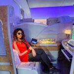 Sugandha Mishra Instagram - T⃗R⃗A⃗V⃗E⃗L⃗ T⃗I⃗M⃗E⃗ ✈️ . . #blessed #gratitude #happy #vibe #slayqueen #firstclass #sugandhamishra