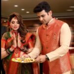 Sugandha Mishra Instagram - ❤️Celebrating the upcoming arrival of our little one..Our Baby Shower in a Maharashtrian Traditional Way (dohale jevan) followed by all the customs .. Oti Bharan ,Pooja 🙏🏻and fun rituals like 🍪Barfi Peda Rasam, Name Suggestions by all the Guests, Bow & Arrow (Teer Kaman),🏹 Cake Cutting🎂,Fun games like Diaper Changing 🍼etc. #SWIPELEFT P.S : ❤️we loved performing on a Special Song🎤 Specially Made by us for our lil one which was written & Composed by Sugandha and Sung by both of us ( we will soon share it) . Feeling overwhelmed and blessed to be loved by so many amazing people 🙏🏻😍 Thanks All for Showering Love & Blessings as Always 🙏🏻💐😇 . . #swipeleft #babyshower #dohalejevan #paithanisaree #floraljewellery #godhbharai #maharashtrianbabyshower #celebration #fun #sugandhamishra #drsanketbhosale #momtobe #blessed #paithani #paithanisaree Iskon Temple, Juhu