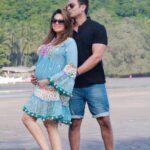Sugandha Mishra Instagram - sun,☀️sand,🏝️and our future ♾️ in our hands.. #babymoon #swipeleft . . #babybumps #vibe #chill #parentstobe #sugandhamishra #drsanketbhosale #goa #goabeach #beach #love
