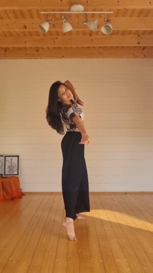 Suhani Dhanki Instagram - Dancing to the colours of hope... 💫

#dance #orangrez #dancecover #justlikethat