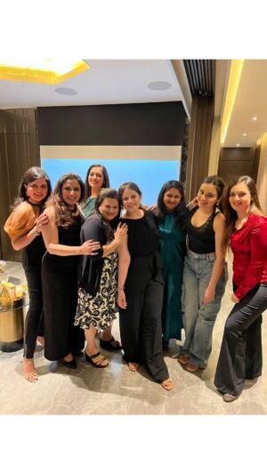Suhani Dhanki Instagram - Our super power is dancing in heels 👠🖤💃🏻
#SisterSquad 🎄
.
.
.
.
#Funtimes #Reels #Fireball #Sisters #Cousins #TrendingNow #Heels #DanceReels #Madness #FamJam