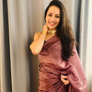 Suhani Dhanki Instagram - Holding close our loved ones and the warmth they bring this diwali 💕🪔
Nutan varshabhinandan #happynewyear ✨

Saree #photodump because my fav photographer was on a roll @sukritijaiswal 🤩

#happydiwali #celebration #love