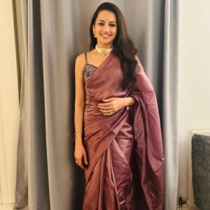 Suhani Dhanki Instagram - Holding close our loved ones and the warmth they bring this diwali 💕🪔
Nutan varshabhinandan #happynewyear ✨

Saree #photodump because my fav photographer was on a roll @sukritijaiswal 🤩

#happydiwali #celebration #love