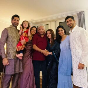 Suhani Dhanki Instagram - Holding close our loved ones and the warmth they bring this diwali 💕🪔
Nutan varshabhinandan #happynewyear ✨

Saree #photodump because my fav photographer was on a roll @sukritijaiswal 🤩

#happydiwali #celebration #love