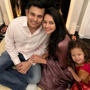Suhani Dhanki Instagram - Holding close our loved ones and the warmth they bring this diwali 💕🪔
Nutan varshabhinandan #happynewyear ✨

Saree #photodump because my fav photographer was on a roll @sukritijaiswal 🤩

#happydiwali #celebration #love