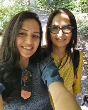 Suhani Dhanki Instagram - My mother has two daughters ✌️
#OutsourcedParenting