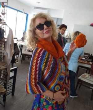 Suna Yıldızoğlu Instagram - Burçin'i bu muhteşem pançoyu yaparken buldum. Daha bitmeden satın aldım. Siparış vermek isteyenler @bur.cinka @bambiburcin