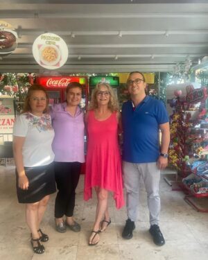 Suna Yıldızoğlu Instagram - Bir kaç aydır farklı testlerden geçtikten sonra nihayetinde @egelivahastanesi 'nde küçük bir ameliyatı geçirdim. Prof.Dr.Ali Rıza Odabaşı ve hastanenin güzel personeline çoooook teşekkür ederim.Biopsinin sonuçlarım bugün geldi ve TEMİZ çıktı🙏🙏🙏🙏🙏🙏🙏💃💃💃💃