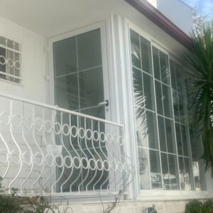 Suna Yıldızoğlu Instagram - Senelerdir bölüm bölüm eski olan evimi yeniliyorum ve farklı farklı inşaat şirketlerle muhatap oldum. En son Kuşadası, Davutlar'da showroomu olan @tekincambalkon 'un yaptıği işten o kadar memnun kaldım ki paylaşmak istedim. Fiyat uygun, tam dediği zamanda bitti ve çalışanlar hem temiz çalıştı hem kusursuz bir iş çıkarttılar. Çok teşekkür ederim Nazif bey.🙏