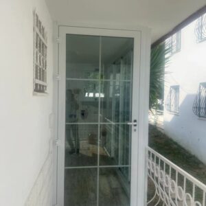 Suna Yıldızoğlu Instagram - Senelerdir bölüm bölüm eski olan evimi yeniliyorum ve farklı farklı inşaat şirketlerle muhatap oldum. En son Kuşadası, Davutlar'da showroomu olan @tekincambalkon 'un yaptıği işten o kadar memnun kaldım ki paylaşmak istedim. Fiyat uygun, tam dediği zamanda bitti ve çalışanlar hem temiz çalıştı hem kusursuz bir iş çıkarttılar. Çok teşekkür ederim Nazif bey.🙏