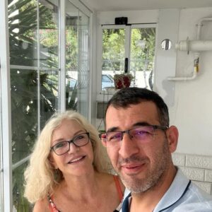 Suna Yıldızoğlu Instagram - Senelerdir bölüm bölüm eski olan evimi yeniliyorum ve farklı farklı inşaat şirketlerle muhatap oldum. En son Kuşadası, Davutlar'da showroomu olan @tekincambalkon 'un yaptıği işten o kadar memnun kaldım ki paylaşmak istedim. Fiyat uygun, tam dediği zamanda bitti ve çalışanlar hem temiz çalıştı hem kusursuz bir iş çıkarttılar. Çok teşekkür ederim Nazif bey.🙏