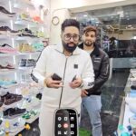 Sunny Arya Instagram - जितने वाले को मिलेगा 4 हज़ार का जूता और Mobile ❤ @naeem_shoegarden_ #réel #reel #reelinstagram #reelitfeelit❤️❤️ #reelsteady #reelvideos #reelkarofeelkaro❤ #reelvideos #reelsinstagram😍 #Tehelkaprank #Tehelkabhai