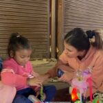 Sunny Arya Instagram - छोटी सी बच्ची खिलौने खेलने की उम्र में सड़क पर खिलौने बेच रही है #Tehelkaprank #SunnyArya #TehelkaBhai #biggboss17 #jiocinema #biggboss #bb17