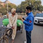 Sunny Arya Instagram - इस उम्र में भारी भरकम सामान ले जा रहे अंकल 😢 #reelTehelkaprank #Tehelkabhai #Tehelkasunnyyy #SunnyArya #Help #HelpingSunny