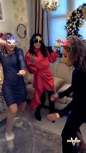 Sunny Hostin Instagram - Ladies get lit, the holiday edition!🎄😂