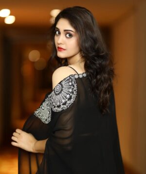 Surabhi Instagram - For Zee Tamil Awards 🖤
:
:
:
:
:
:
:
Outfit @labelmonik 
Styled by @reshma_stylist
Accessories @fashioncurvee 
Makeup @veerasekarhairandmakeupartist 
 📸 #Akashstills