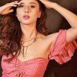 Suzanna Mukherjee Instagram - La vie en 🌹 📸 @amitkhannaphotography Makeup/hair @makeupbyanshu #kaalkootonjiocinema #Kaalkoot #suzannamukherjee #lavieenrose #neverinpink #peachaesthetic #photomusings #photographyeveryday #love #artistsoninstagram #rosegold