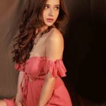 Suzanna Mukherjee Instagram - 💖 the only pink i can #ranipinktrends 📸@amitkhannaphotography Makeup/hair @makeupbyanshu #suzannamukherjee #notapinkperson #neverinpink #amitkhannaphotography #photomusings #photographylovers #potd #love #life #inthemoment #photographylife #actorslife #artistsoninstagram