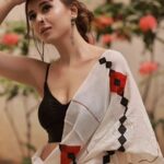 Suzanna Mukherjee Instagram - Happy = Pretty 💖 #simplemath My favourite 📸@amitkhannaphotography Make-up / Hair @makeupbyanshu #suzannamukherjee #photography #moodphotography #live #love #gratitude #indianfashion #saree #amitkhannaphotography #potd #picoftheday