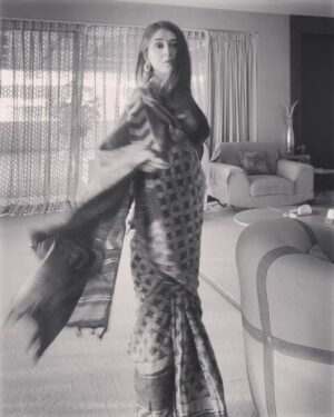 Suzanna Mukherjee Instagram - In the blur of time 

#suzannamukherjee #happyholidays #blurred #duggadugga #bengalithings