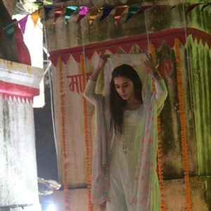 Suzanna Mukherjee Instagram - " Khara re "

Thank-you @sumit.saxena.35912 @maneeshbhattofficial and @raghavandarjun for giving me this moment ❤️

📸 @deepikapathakofficial

#Kaalkoot #kaalkootonjiocinema #suzannamukherjee #behindthescenes #kharare