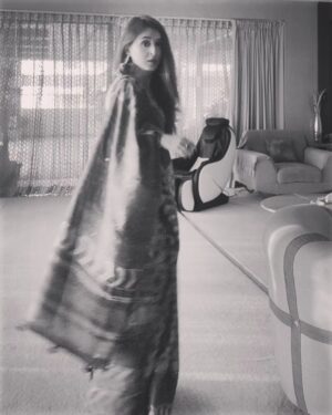 Suzanna Mukherjee Instagram - In the blur of time 

#suzannamukherjee #happyholidays #blurred #duggadugga #bengalithings
