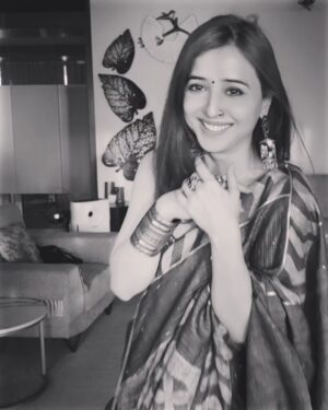 Suzanna Mukherjee Instagram - In the blur of time 

#suzannamukherjee #happyholidays #blurred #duggadugga #bengalithings