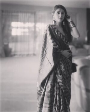 Suzanna Mukherjee Instagram - In the blur of time 

#suzannamukherjee #happyholidays #blurred #duggadugga #bengalithings