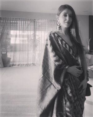 Suzanna Mukherjee Instagram - In the blur of time 

#suzannamukherjee #happyholidays #blurred #duggadugga #bengalithings
